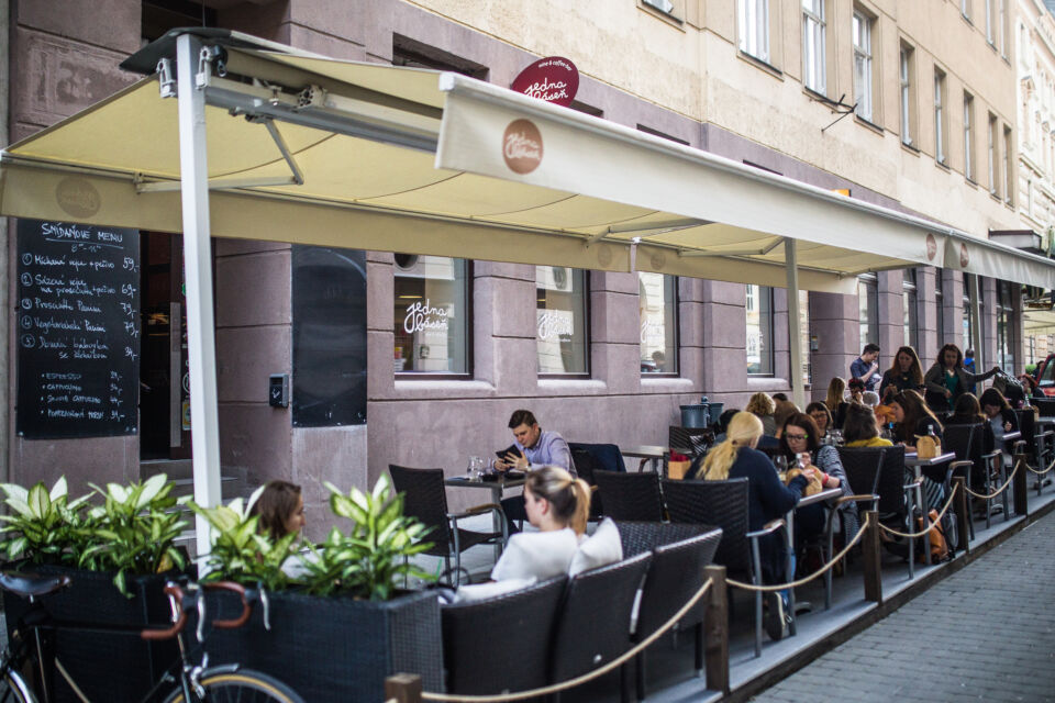http://Jedna%20Báseň%20zahrádka%20v%20létě%20Brno